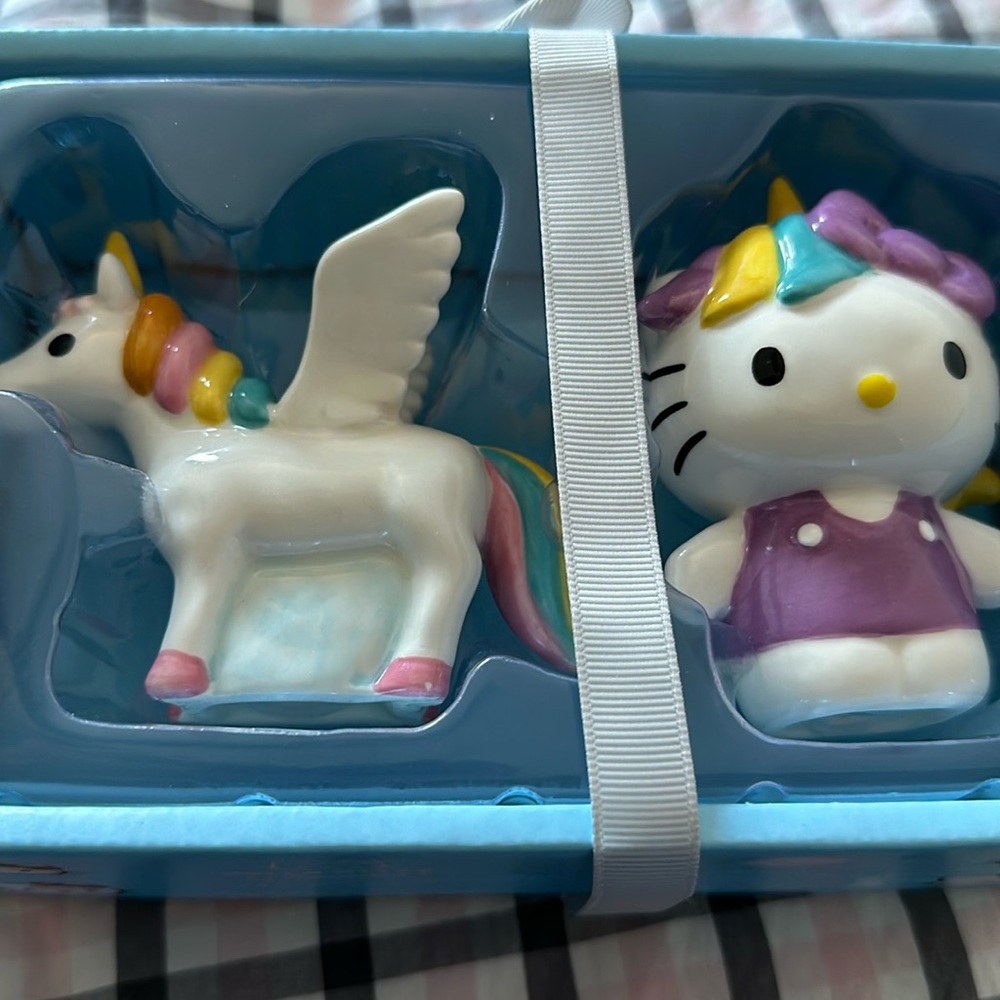 Ceramic Hello Kitty Unicorn Salt and Pepper Shaker Set. Excellent condition.